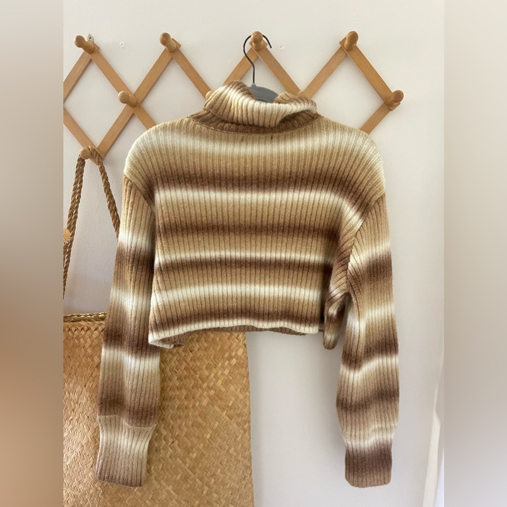 NEW WITHOUT TAGS CIDER CAMEL TURTLENECK CROPPED SWEATER - Picture 4 of 4